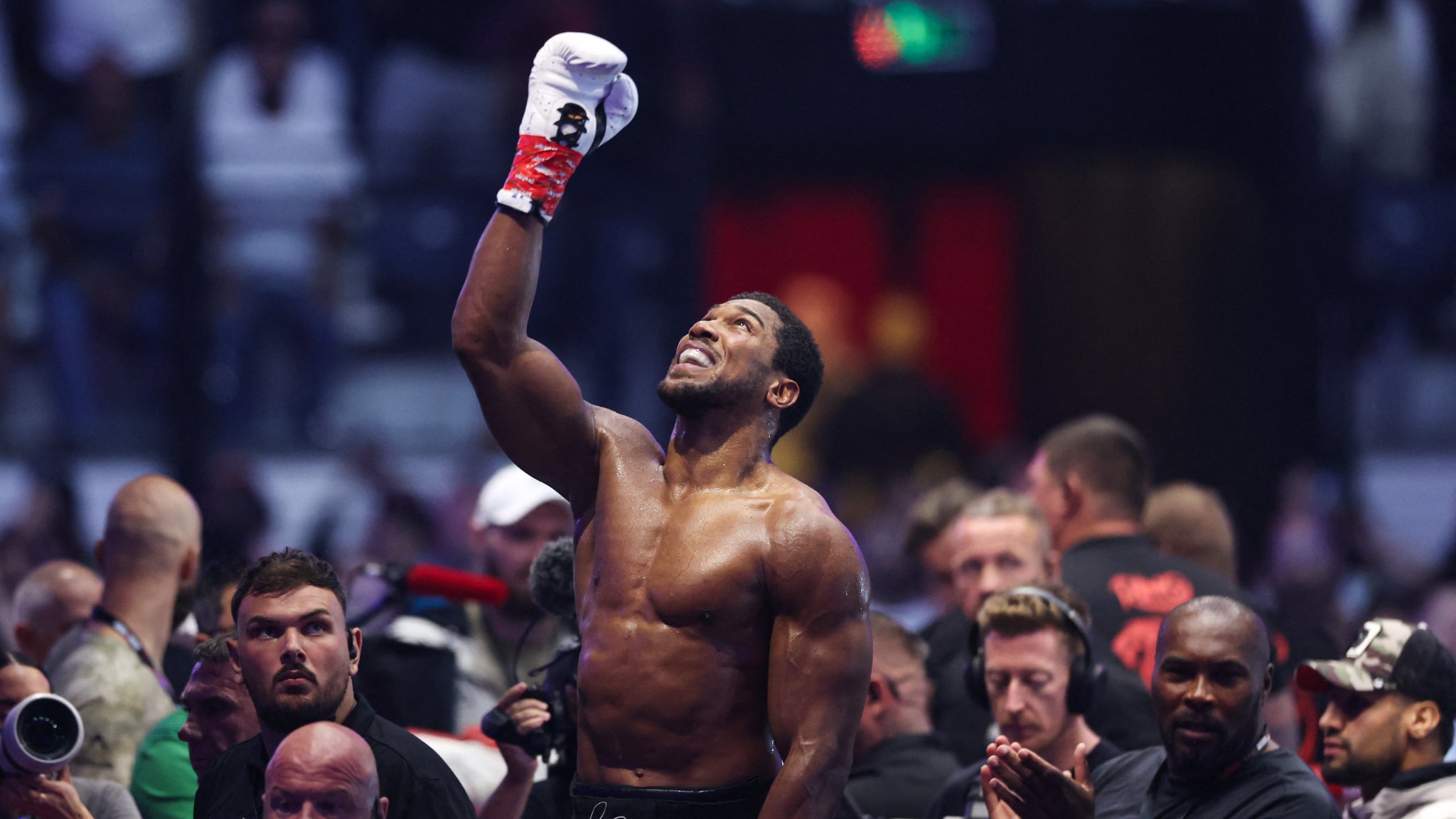 https://io-fsly-bfmtv.cdn.nextradiotv.com/SULuoYIZBDlw5CuWL4_lyPu7WBI=/0x36:2048x1188/images/Le-boxeur-anglais-Anthony-Joshua-celebre-sa-victoire-contre-Kristian-Prenga-le-26-juillet-2026-a-Djeddah-2325362.jpg
