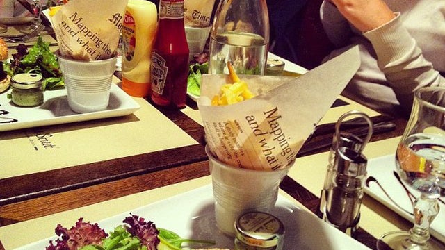 Repas dans un restaurant (image d'illustration)