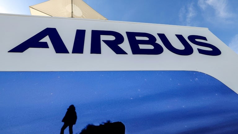 Un "marathon" de 20 mois pour transformer une usine: Airbus réclame moins de contraintes environnementales en France pour ne pas décrocher face à Boeing et Comac