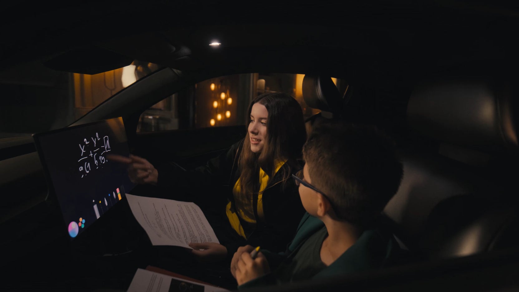 Deux enfants à bord du Tesla Cybercab. Deux enfants à bord du Tesla Cybercab.