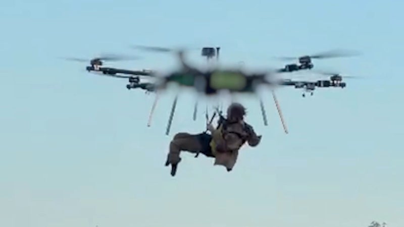L'engin a volé sur 62 kilomètres: l'Ukraine affirme avoir mené la première évacuation par drone d'un soldat blessé sur le front