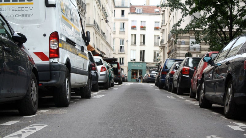 Comment les villes assouplissent le stationnement pour sauver leurs commerces de centre-ville