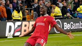 Le défenseur français Ibrahima Konaté avec son club de Liverpool face à Wolverhampton