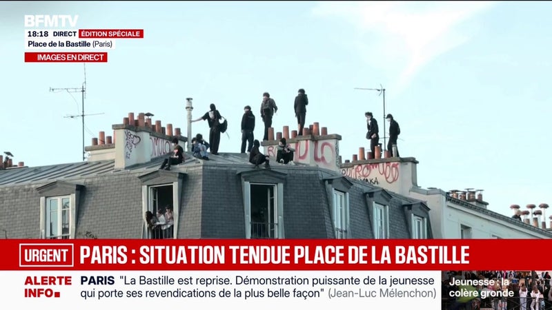 Mobilisation lycéenne: des manifestants ont grimpé sur les toits des immeubles place de la Bastille