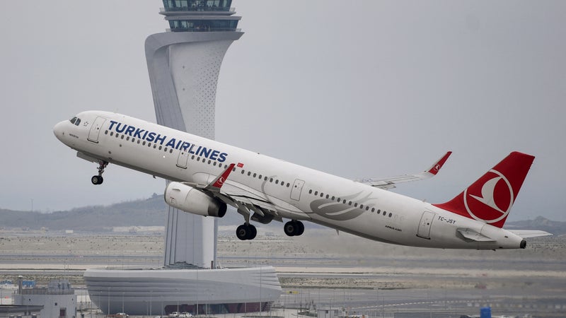 Turkish Airlines est "la grande gagnante de la situation": la guerre au Moyen-Orient plombe les grands aéroports de la région et c'est le hub d'Istanbul qui récupère leurs flux de correspondance massifs