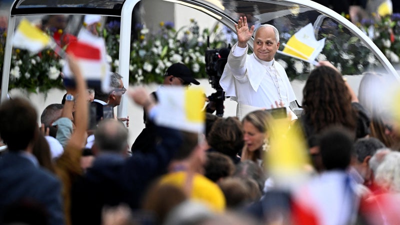 Scènes de liesse à Paris, recueillement à Lourdes... Les moments forts de la visite du pape Léon XIV en France