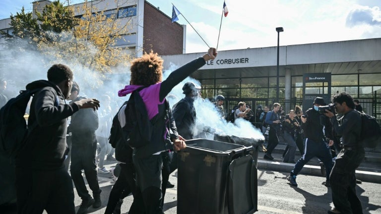 Lycées bloqués: plusieurs préfets écrivent aux parents de mineurs interpellés pour partager leur "vive réprobation"