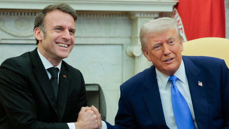 "Il aurait dû être plus cash": la réponse de Macron aux attaques de Trump sur son couple fait réagir