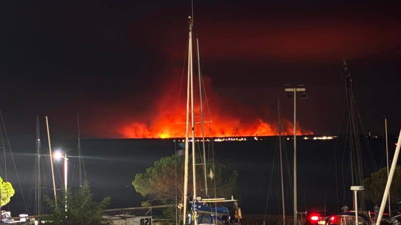 "Ca se passe bien, mais c'est douloureux": le Cap-Ferret évacué aussi par bateau vers Arcachon