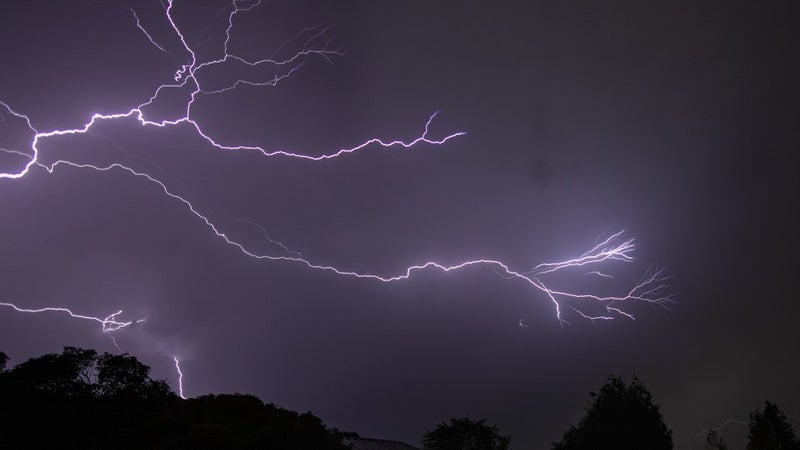 26.000 impacts de foudre, des vents à près de 150 km/h: plus de la moitié de la France a connu au moins un orage ce lundi