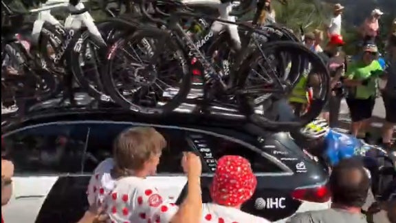 Tour de France 2026: image effroyable et 20 points de suture pour Einer Rubio, qui percute de plein fouet une voiture pendant l'ascension de l'Alpe d'Huez