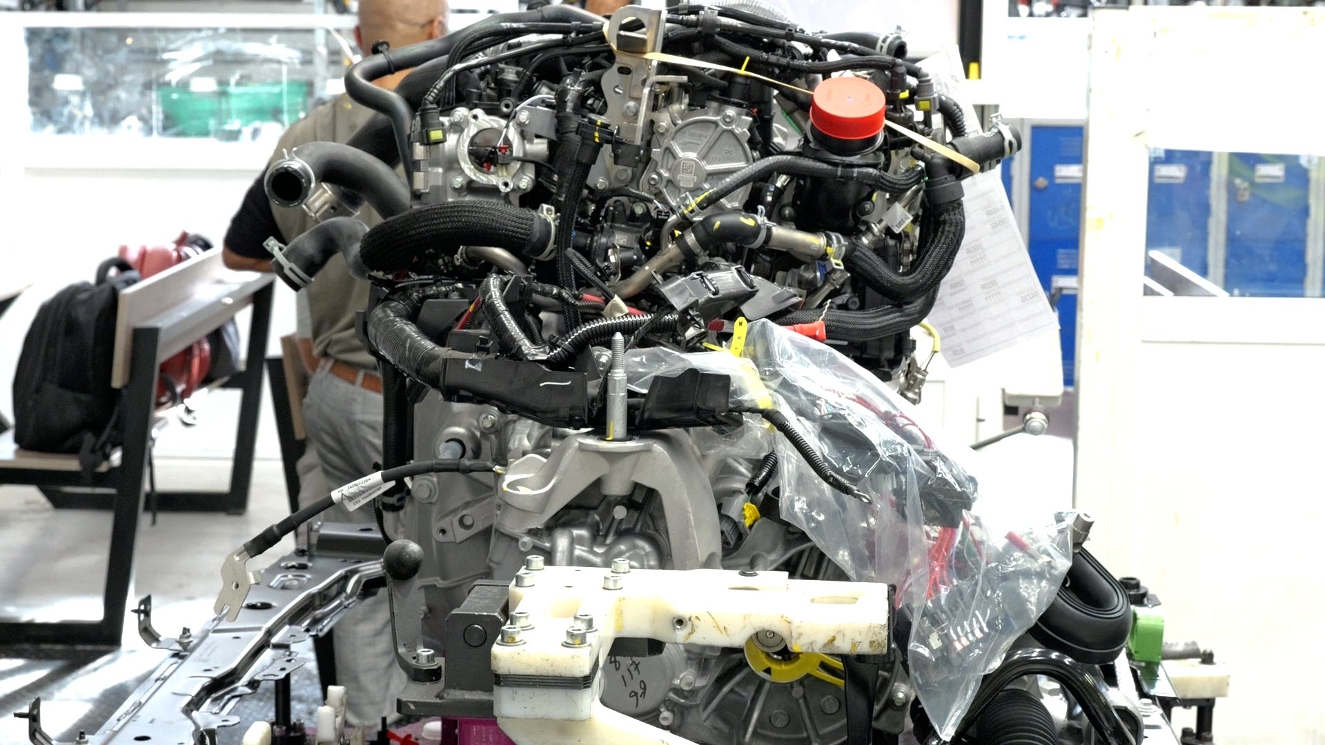 Un moteur sur la ligne d'assemblage de l'usine Renault de Tanger.