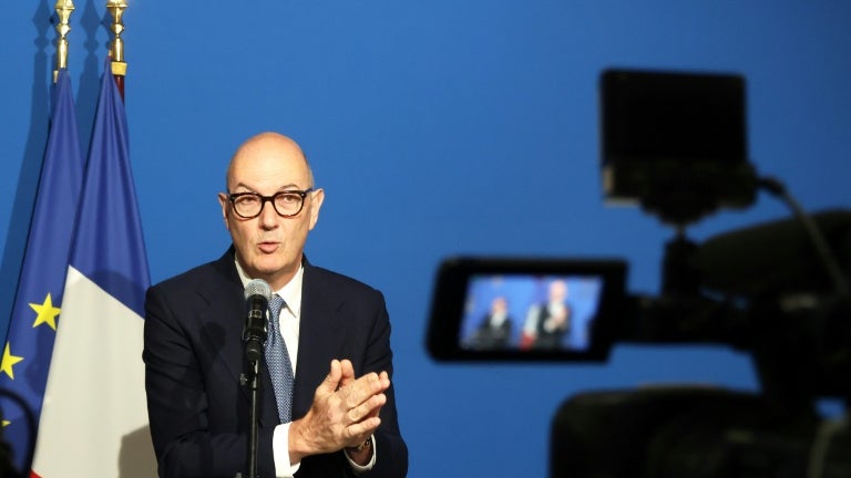 "Les manifestations ne vont pas rouvrir le détroit d'Ormuz": le ministre de l'Économie Roland Lescure dit "entendre l'inquiétude des Français" mais maintient sa politique d'aides ciblées alors que le carburant flambe