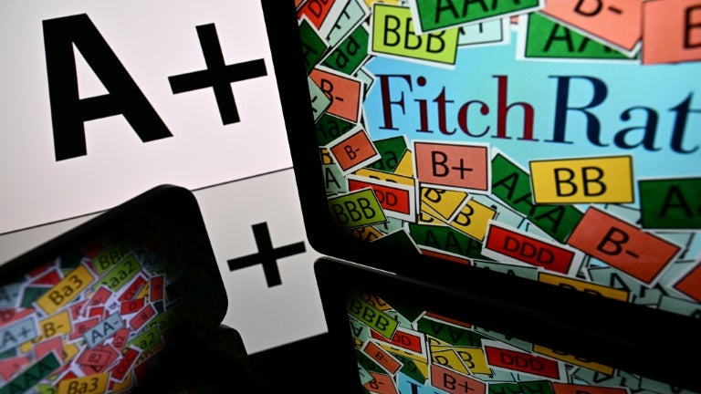 L'agence de notation Fitch maintient la note A+ de la France mais abaisse sa perspective de stable à négative