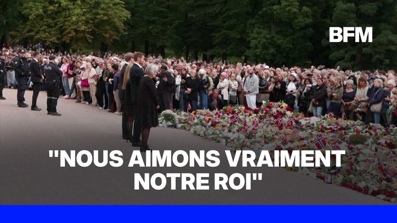 Les Norvégiens rassemblés devant le palais royal en hommage au roi Harald V