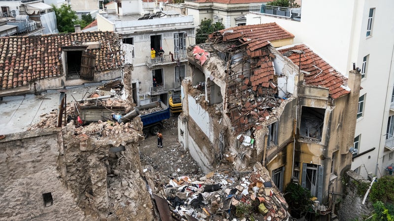 Un immeuble s'effondre à Athènes après une explosion, six personnes retrouvées mortes dans les décombres