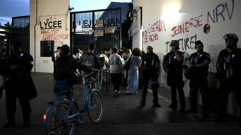 Dans quelles circonstances les policiers ou les gendarmes peuvent-ils pénétrer dans un lycée ou une université?