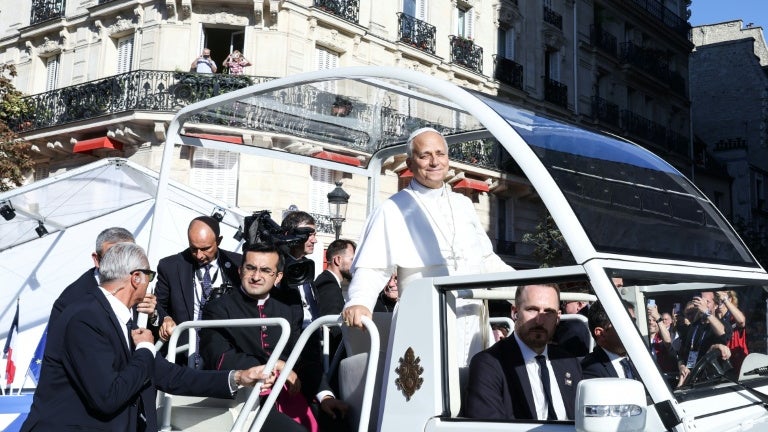 Le pape Léon XIV dans la papamobile à Paris le 25 septembre 2026
