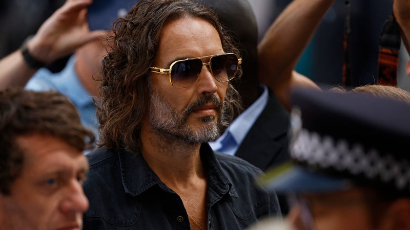 Affaire Russell Brand: l'accusation lance le procès pour viols de l'ex-comédien
