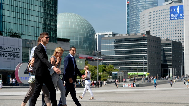 Le PIB par habitant en France décroche par rapport aux États-Unis et c'est surtout à cause de la productivité: pour combler le retard, des économistes proposent un plan "France 2040" qui aide les entreprises à adopter l'IA