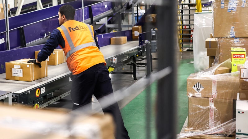 La France a vu entrer 5,8 milliards de petits colis de moins de 150 euros en 2025: depuis la taxe, les importations ont chuté de 30 à 40% dans l'UE