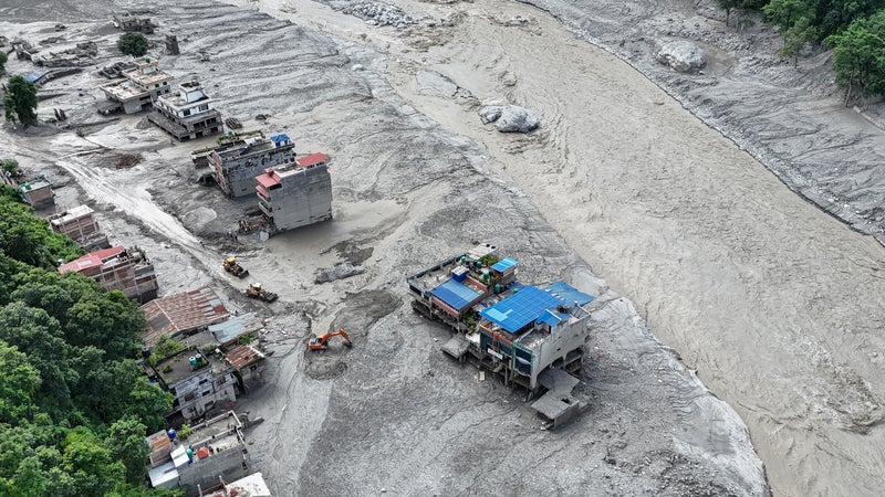 De nouvelles crues au Népal: la police lance une alerte aux inondations après avoir informée de la rupture d'un lac au Tibet
