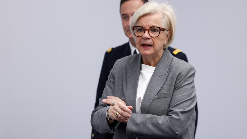 "Nous n'aurions pas la capacité de les régler": la ministre des Armées avertit que si le budget 2027 n'est pas voté, l'armée française ne pourra passer "aucune commande"