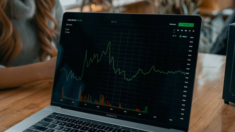 Investir avec IG : PEA, assurance-vie ou compte-titres, quel est le meilleur choix à faire ?