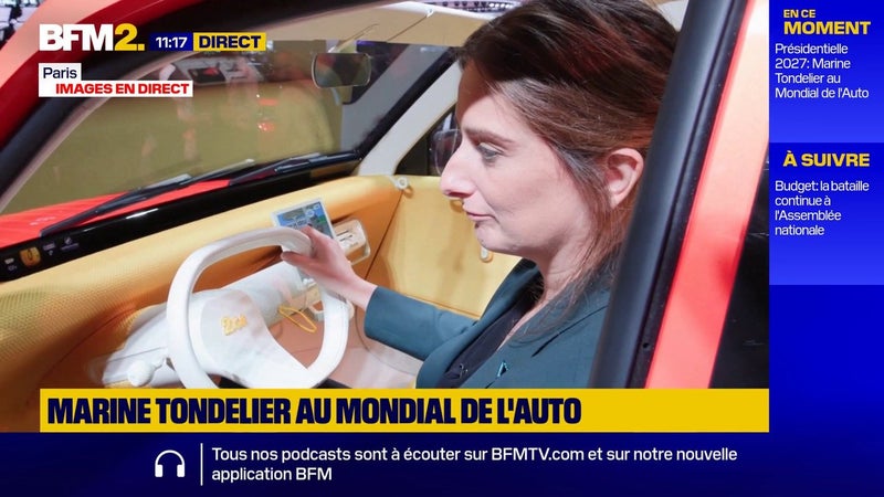 Marine Tondelier à bord de la Citroën 2CV au Mondial de l'Auto