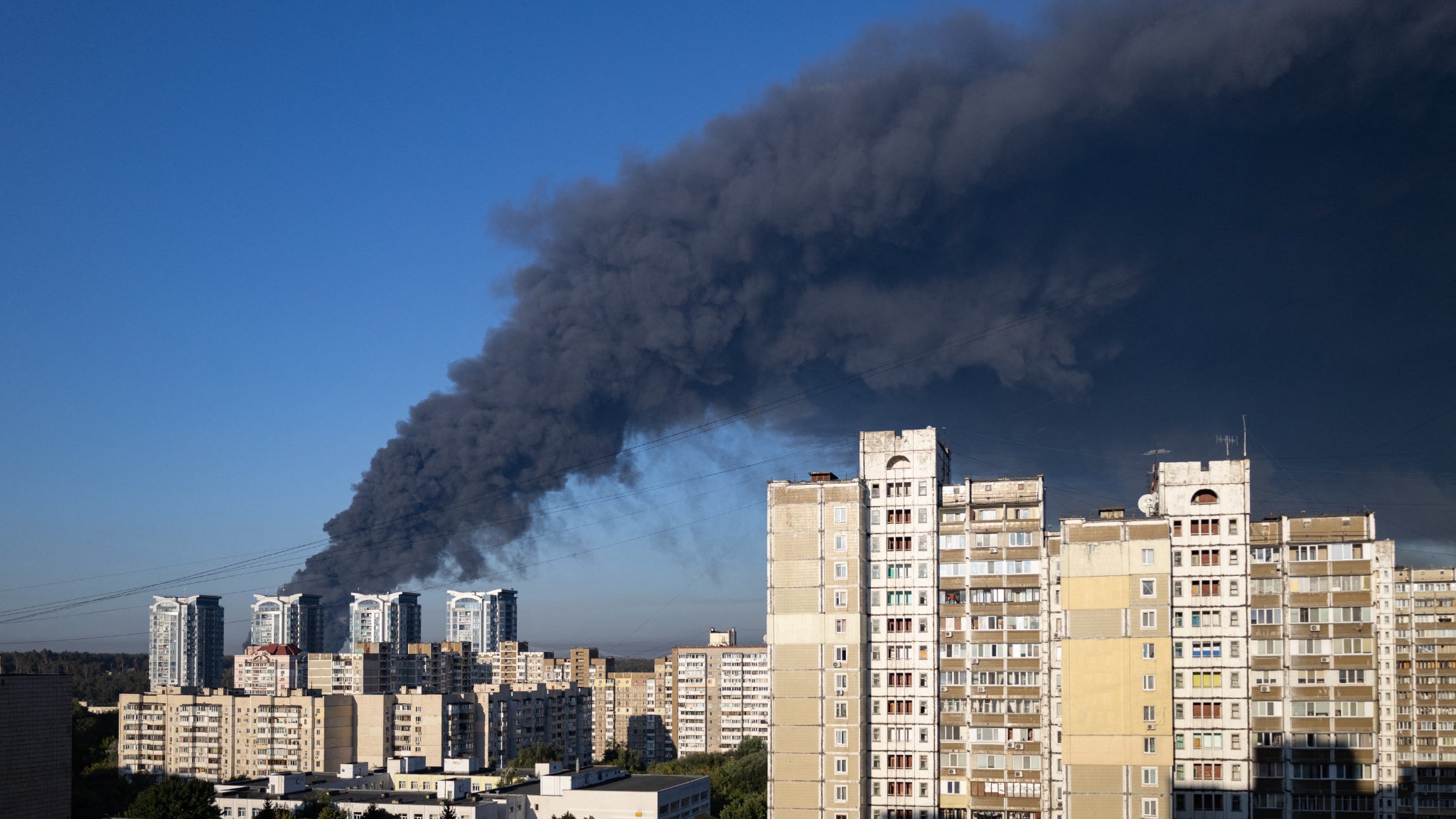 Une frappe russe sur un entrepôt près de Kiev fait 37 morts et ouvre une enquête.