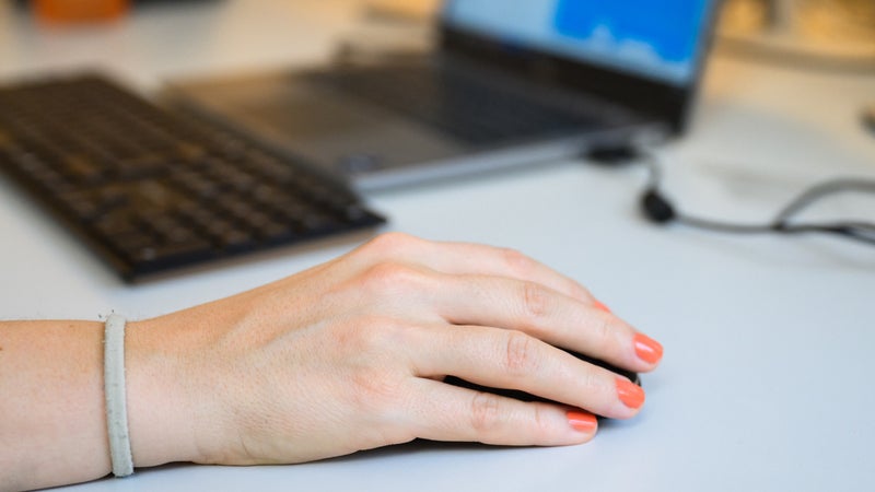 Elles sont plus souvent assistantes, secrétaires ou gestionnaires de dossiers: les femmes occupent 57% des emplois menacés par l’IA, s'inquiète le Forum économique mondial