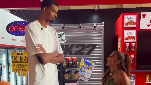 Elle dribble n'importe qui en robe: Naelle Bernard, alias Littlegiant, défie Wembanyama en un contre un