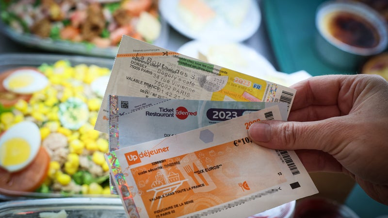 Vers une utilisation pérénisée des titres-restaurants en supermarché? "En tant que restaurateur, ça ne me choque pas"