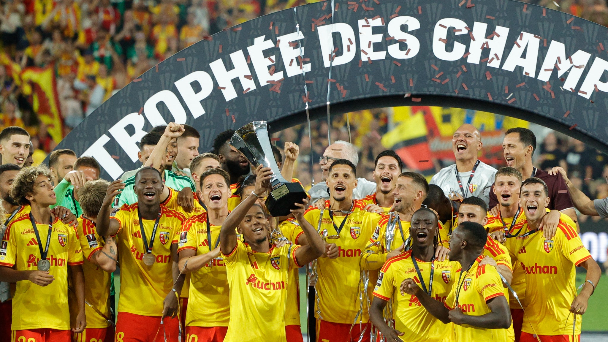 Kyllian Antonio soulevant le Trophée des champions remporté par Lens, le 16 août 2026