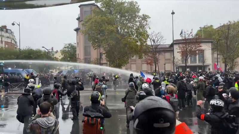 DIRECT. 24 octobre: des tirs de lacrymogène contre les manifestants à Paris, des tensions dans plusieurs villes