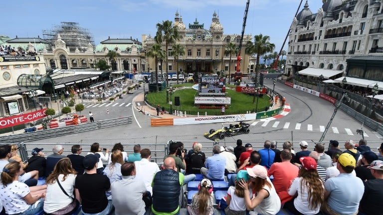 Des spectateurs masses dans une tribune surplombant un virage assistent aux essais qualificatifs du GP de Monaco le 23 mai 2019 1019947