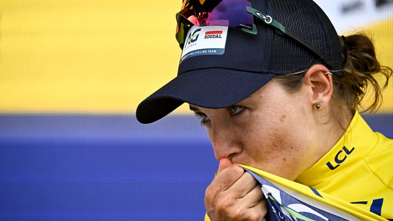 Kim Le Court Pienaar portant le maillot jaune sur le Tour de France Femmes 2025 2326274
