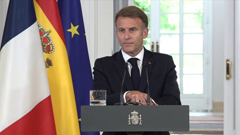"Revenez": Emmanuel Macron salue l'hypothétique retour du Royaume-Uni dans l'Union européenne