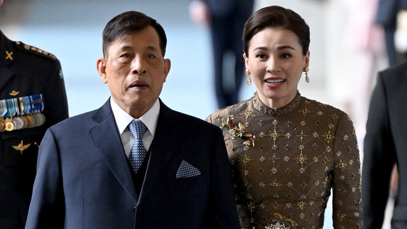 Suthida de Thaïlande devient la première reine au monde à piloter un avion de chasse