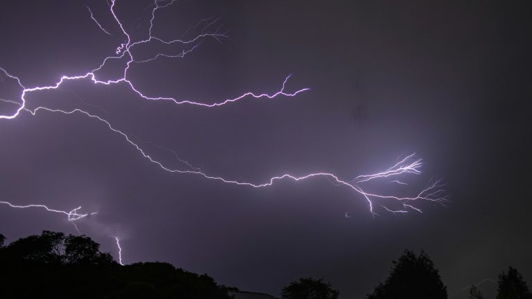 De violents orages provoquent de "nombreux dégâts" dans les Landes, 7.500 foyers privés d'électricité et plusieurs routes coupées