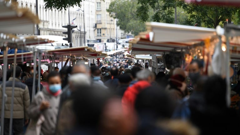 Paris compte 28 commerces pour 1.000 habitants: les restaurants, cafés et bars continuent de progresser, les cabinets médicaux explosent mais les magasins poursuivent leur chute