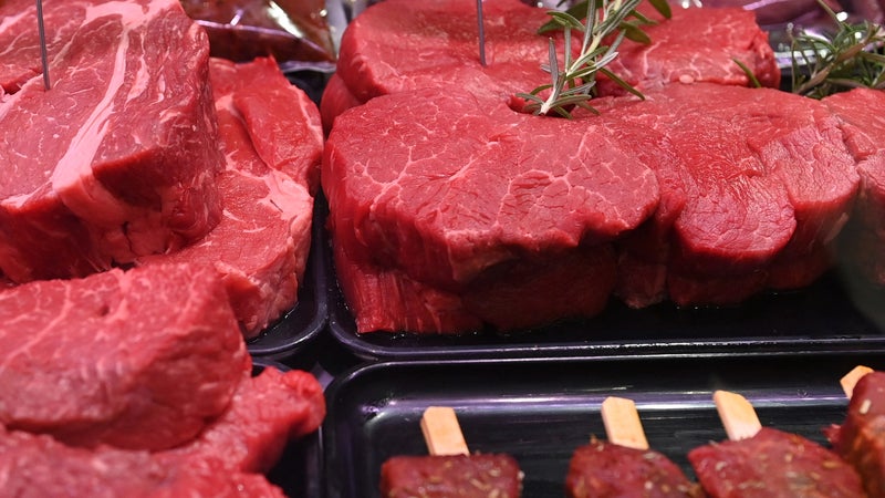 10.000 tonnes de boeuf namibien entrent chaque année en Europe: l'UE suspend toutes les importations de viande bovine depuis le pays africain à cause de la flambée de fièvre aphteuse