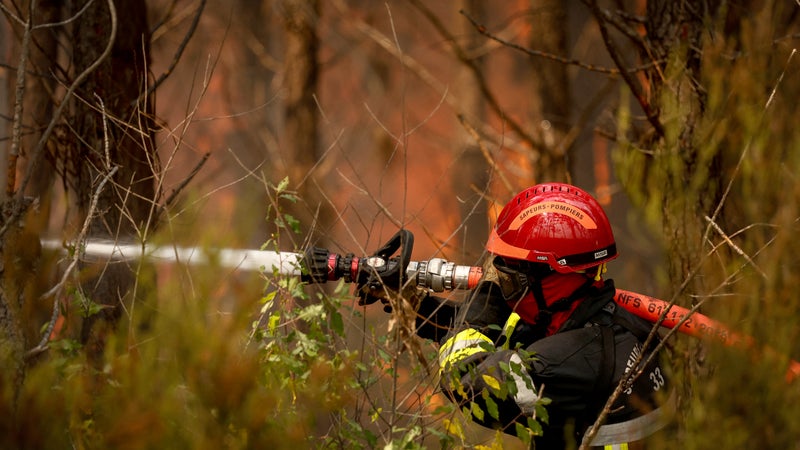 "Le système tient, mais...": la fatigue des pompiers et des interrogations pour l'avenir