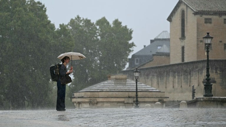 Pluie, retour de la neige en altitude... La fraîcheur automnale s'installe en France, avec des températures parfois sous les normales de saison