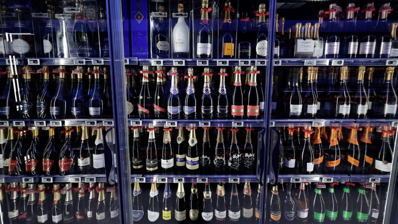 La sécheresse et la chaleur ont chamboulé les vendanges: pour la première fois, les producteurs de Champagne vont pouvoir commercialiser des bouteilles à plus de 13% d'alcool