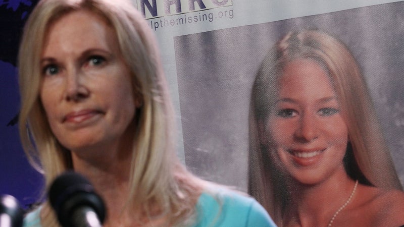 La mère de Natalee Holloway au cours d'une conférence de presse sur la mort de sa fille 