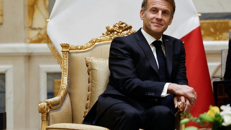 ÉDITO. Une tournée controversée dans le Golfe seulement deux jours après les pillages: et si Emmanuel Macron s'était occupé, à défaut des lycéens, de la prochaine crise qui va frapper la France?