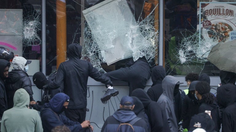 Avancer la fermeture, recours à de la sécurité privée... Les conseils de la préfecture de police aux commerçants avant la manifestation de samedi à Paris