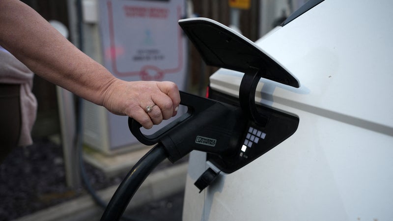 "Nous permettons à nos concitoyens de passer à l'électrique": avec déjà 34.000 demandes de leasing social cette année, Bercy salue le succès de son dispositif