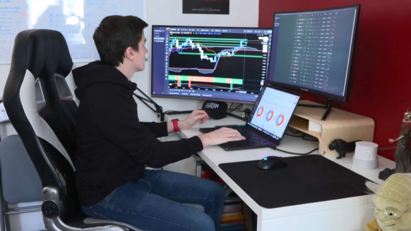 Des profils très "sophistiqués": les Français qui ont des cryptos détiennent beaucoup plus d'actions, de contrats d'assurance vie et autres placements atypiques que l'ensemble des Français